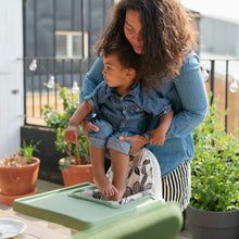 Load image into Gallery viewer, Grön bricköverdrag, är heltäckande till Ikea Antilopstolens bricka