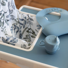 Load image into Gallery viewer, Blå pipmugg med avtagbart lock i silikon, en blå haklapp och ett blå brickunderlägg