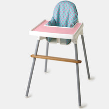 Ladda upp bild till gallerivisning, Ikea Antilopstolen med rosa fotstöd i ek, rosa brickunderlägg och blommig kuddfodral