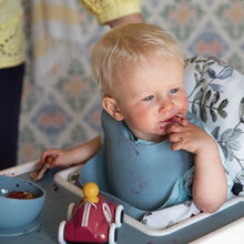 Load image into Gallery viewer, Blå haklapp i mjuk silikon