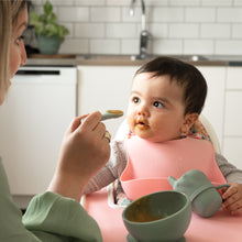 Ladda upp bild till gallerivisning, Rosa haklapp gjord av mjukt silikon
