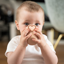 Ladda upp bild till gallerivisning, Ett barn som dricker från en aprikos pipmugg