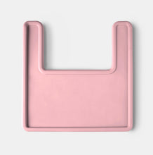 Load image into Gallery viewer, Rosa bricköverdrag, gjort i mjukt silikon, är heltäckande till Ikea Antilopstolens bricka