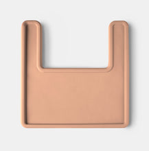 Load image into Gallery viewer, Aprikos bricköverdrag, gjort i mjukt och följsamt silikon, är heltäckande till Ikea Antilopstolens bricka