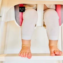 Load image into Gallery viewer, Barns fötter vilande på vitt fotstöd för Ikea Antilop barnstol