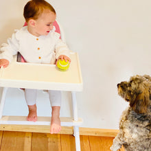 Load image into Gallery viewer, Barns fötter vilande på vitt fotstöd för Ikea Antilop barnstol