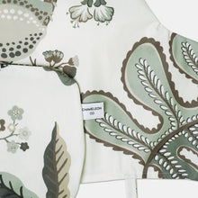 Load image into Gallery viewer, Grön blommig kuddfodral till den uppblåsbara Ikea Antilop kudden
