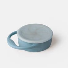 Load image into Gallery viewer, Blå hopfällbar snacks mugg med en öppning i locket
