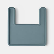 Load image into Gallery viewer, Blå bricköverdrag, gjort i mjukt silikon, är heltäckande till Ikea Antilopstolens bricka
