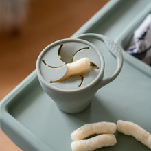 Load image into Gallery viewer, Grön snacks mugg med majskrokar i
