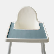 Load image into Gallery viewer, Blå brickunderlägg i silikon till Ikea&#39;s Antilop barnstolsbricka
