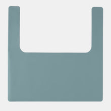 Load image into Gallery viewer, Blå brickunderlägg i silikon till Ikea&#39;s Antilop barnstolsbricka
