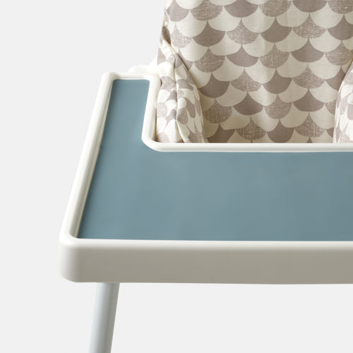 Blå brickunderlägg i silikon till Ikea's Antilop barnstolsbricka