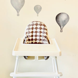 Ikea Antilop Barnstol med vågigt brunt och vitt kuddfodral, vitt fotstöd och vita stolbens klistermärken