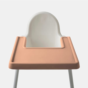 Aprikos bricköverdrag, gjort i mjukt och följsamt silikon, är heltäckande till Ikea Antilopstolens bricka