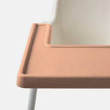 Ladda upp bild till gallerivisning, Aprikos bricköverdrag, gjort i mjukt och följsamt silikon, är heltäckande till Ikea Antilopstolens bricka
