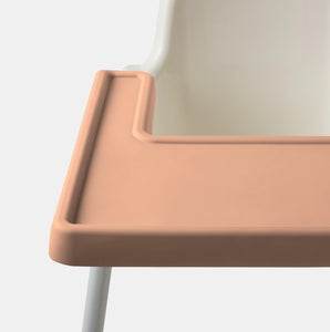 Aprikos bricköverdrag, gjort i mjukt och följsamt silikon, är heltäckande till Ikea Antilopstolens bricka
