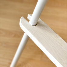 Load image into Gallery viewer, Fotstöd i vitt till Ikea Antilop barnstol
